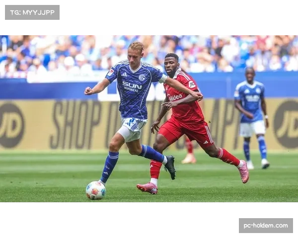 花絮：赛前热身时，塞维利亚全队为患病小球迷集体录制祝福视频